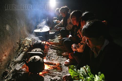 Bên bếp lửa. Ảnh: V.T.C Bếp nội trú của học sinh vùng cao Tả Sìn Thàng (Tủa Chùa). Ảnh: V.T.C Chị em. Ảnh: V.T.C Giờ ra chơi. Ảnh: V.T.C Làm bánh trôi. Ảnh: V.T.C Bên hiên nhà. Ảnh: V.T.C Niềm vui đến trường. Ảnh: V.T.C Qua cầu. Ảnh: V.T.C Trò chơi tuổi thơ. Ảnh: V.T.C