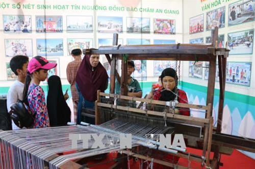 Du khách tham quan dệt thổ cẩm của đồng bào An Giang. Ảnh: Công Mạo-TTXVN Du khách tham quan dệt thổ cẩm của đồng bào An Giang. Ảnh: Công Mạo-TTXVN