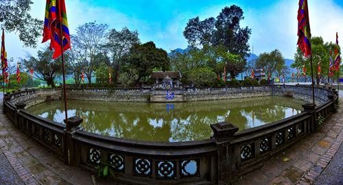 Đền vua Đinh được xây dựng theo kiểu đăng đối trên trục thần đạo. Bắt đầu từ hồ bán nguyệt và kết thúc ở Chính cung. Hồ bán nguyệt xây dựng theo kiểu kiến trúc cung đình xưa. Ảnh: Minh Đức - TTXVN Đền vua Đinh được xây dựng theo kiểu đăng đối trên trục thần đạo. Bắt đầu từ hồ bán nguyệt và kết thúc ở Chính cung. Hồ bán nguyệt xây dựng theo kiểu kiến trúc cung đình xưa. Ảnh: Minh Đức - TTXVN