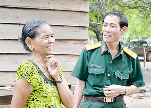 Già làng Ksor H’lâm trao đổi công tác vận động quần chúng với lãnh đạo Trung đoàn 710 (Binh đoàn 15). Ảnh: sggp.org.vn Già làng Ksor H’lâm trao đổi công tác vận động quần chúng với lãnh đạo Trung đoàn 710 (Binh đoàn 15). Ảnh: sggp.org.vn