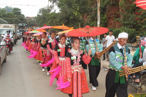 Các chàng trai, thiếu nữ người Mông vui tết Độc Lập ở thị trấn Mộc Châu (Sơn La). Ảnh: TTXVN Các chàng trai, thiếu nữ người Mông vui tết Độc Lập ở thị trấn Mộc Châu (Sơn La). Ảnh: TTXVN
