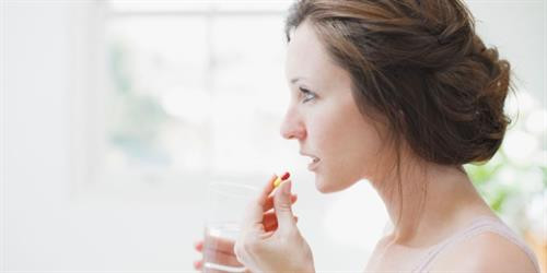 Thuốc giảm chóng mặt chứa hoạt chất acetyl-DL-leucine giúp cắt cơn chóng mặt hiệu quả (Ảnh minh họa) Thuốc giảm chóng mặt chứa hoạt chất acetyl-DL-leucine giúp cắt cơn chóng mặt hiệu quả (Ảnh minh họa)