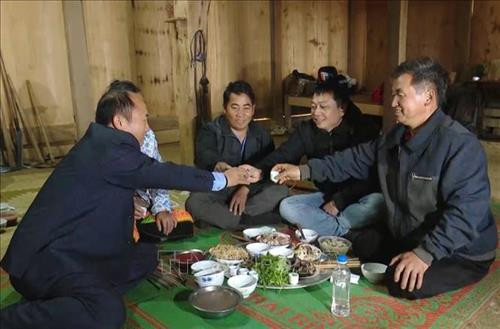 Gia đình ông Hạng A Xê ở xã Xím Vàng, huyện Bắc Yên, tỉnh Sơn La và các vị khách quây quần bên mâm cơm, chúc nhau một năm mới an lành. Ảnh: Nguyễn Cường - TTXVN Gia đình ông Hạng A Xê ở xã Xím Vàng, huyện Bắc Yên, tỉnh Sơn La và các vị khách quây quần bên mâm cơm, chúc nhau một năm mới an lành. Ảnh: Nguyễn Cường - TTXVN