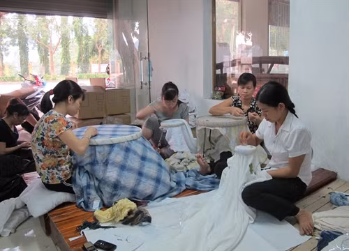 Thợ thêu hoàn thành sản phẩm tại cơ sở thêu Minh Trang, xã Ninh Hải, huyện Hoa Lư. Ảnh: Thùy Dung – TTXVN