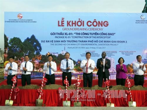 Các đại biểu thực hiện nghi thức khởi công gói thầu XL-01 “Thi công tuyến cống bao” thuộc dự án Vệ sinh môi trường Thành phố - Giai đoạn 2 Ảnh: Hoàng Hải – TTXVN Các đại biểu thực hiện nghi thức khởi công gói thầu XL-01 “Thi công tuyến cống bao” thuộc dự án Vệ sinh môi trường Thành phố - Giai đoạn 2 Ảnh: Hoàng Hải – TTXVN