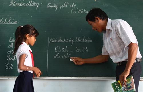 Thầy Y’ Jem Niê hướng dẫn học sinh viết chữ Ê -đê. Thầy Y’ Jem Niê hướng dẫn học sinh viết chữ Ê -đê.