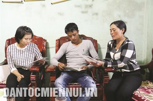 Chị Ma Thương, cán bộ y tế xã Ka Đơn, huyện Đơn Dương đang tư vấn cho đôi vợ chồng Nai Thanh (17 tuổi) và Ya Lượng (19 tuổi) về các biện pháp kế hoạch hóa gia đình