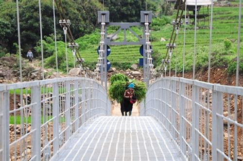 Bà con không còn lo lắng khi đi qua cầu mới Háng Giống (xã Bản Mù, huyện. Trạm Tấu. Bà con không còn lo lắng khi đi qua cầu mới Háng Giống (xã Bản Mù, huyện. Trạm Tấu.