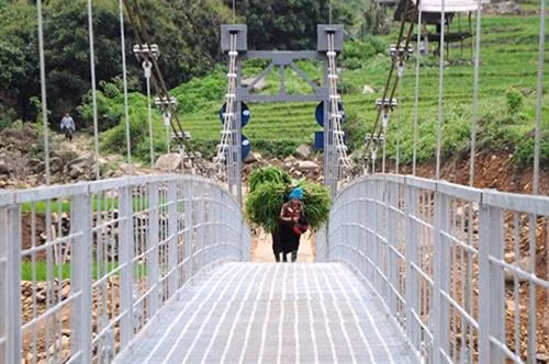 Bà con không còn lo lắng khi đi qua cầu mới Háng Giống (xã Bản Mù, huyện. Trạm Tấu.