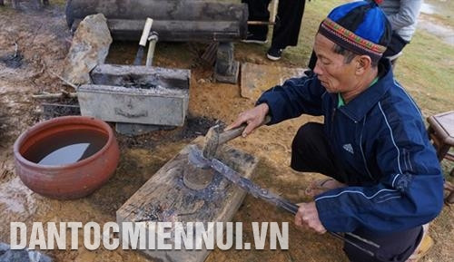 Quai búa để rèn sản phẩm. Ảnh: Nam Sương