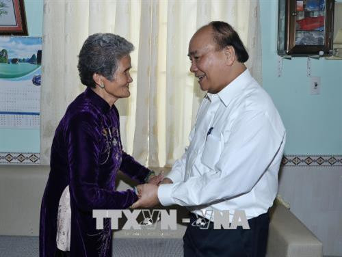 Chiều 29/7/2018, tại tỉnh Lâm Đồng, Thủ tướng Nguyễn Xuân Phúc đến thăm và tặng quà cho Mẹ Việt Nam Anh Hùng Đặng Thị Chi, 82 tuổi ở Phường 7, thành phố Đà Lạt. Ảnh: Thống Nhất – TTXVN Chiều 29/7/2018, tại tỉnh Lâm Đồng, Thủ tướng Nguyễn Xuân Phúc đến thăm và tặng quà cho Mẹ Việt Nam Anh Hùng Đặng Thị Chi, 82 tuổi ở Phường 7, thành phố Đà Lạt. Ảnh: Thống Nhất – TTXVN