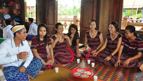 Chiếc chiếu Lùn đã đi sâu vào đời sống văn hóa truyền thống của dân tộc Chơ Ro. Chiếc chiếu Lùn đã đi sâu vào đời sống văn hóa truyền thống của dân tộc Chơ Ro.