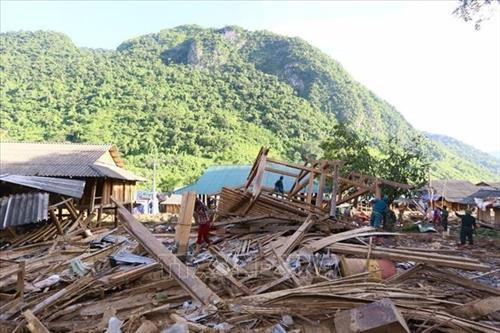 Lực lượng công an và bộ đội địa phương đang huy động hết lực lượng giúp người dân bản Poọng dựng lại nhà sớm ổn định cuộc sống và sinh hoạt. Ảnh: Trọng Đạt – TTXVN Lực lượng công an và bộ đội địa phương đang huy động hết lực lượng giúp người dân bản Poọng dựng lại nhà sớm ổn định cuộc sống và sinh hoạt. Ảnh: Trọng Đạt – TTXVN