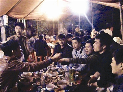 Thanh niên Tày lày cỏ trong đám cưới.