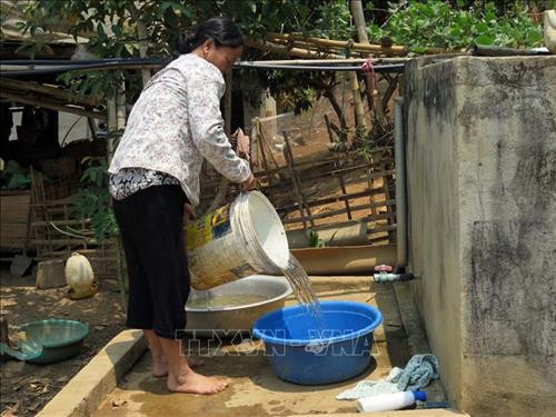 Người dân tái định cư xã Mường Bằng, huyện Mai Sơn phải sử dụng nước hết sức tiết kiệm. Ảnh: Hữu Quyết - TTXVN Người dân tái định cư xã Mường Bằng, huyện Mai Sơn phải sử dụng nước hết sức tiết kiệm. Ảnh: Hữu Quyết - TTXVN