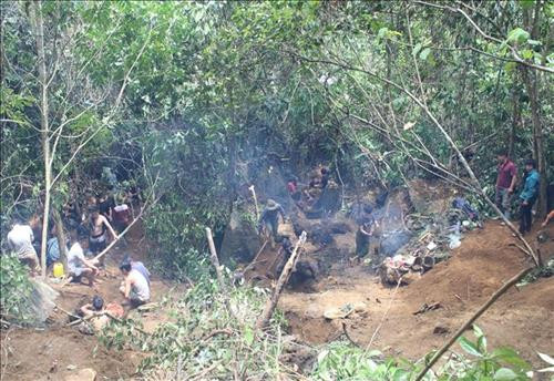 Khu vực núi đá (bãi Bưởi), xã Liễu Đô, huyện Lục Yên có hàng trăm người dân rầm rộ lên khai thác đá quý. Ảnh: Tuấn Anh-TTXVN Khu vực núi đá (bãi Bưởi), xã Liễu Đô, huyện Lục Yên có hàng trăm người dân rầm rộ lên khai thác đá quý. Ảnh: Tuấn Anh-TTXVN