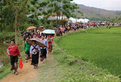 Người dân làng bản Na Sang trong ngày Tết.