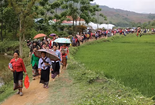 Người dân làng bản Na Sang trong ngày Tết.