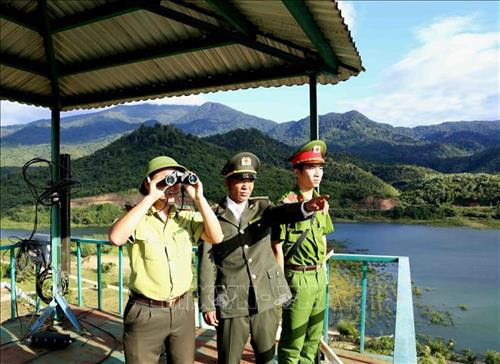Lực lượng Kiểm lâm phối hợp với lực lượng Công an tuần tra bảo vệ rừng thuộc Vườn Quốc gia Tà Đùng, xã Đắk Som, huyện Đắk GLong. Ảnh: Vũ Sinh - TTXVN