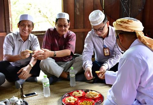 Sau nghi thức lễ tạ ơn, những món bánh truyền thống rất đặc biệt, chỉ sử dụng trong những ngày lễ như: bánh Hapum, Hakalim, bánh Bakigah… được mang ra mời khách. Sau nghi thức lễ tạ ơn, những món bánh truyền thống rất đặc biệt, chỉ sử dụng trong những ngày lễ như: bánh Hapum, Hakalim, bánh Bakigah… được mang ra mời khách.