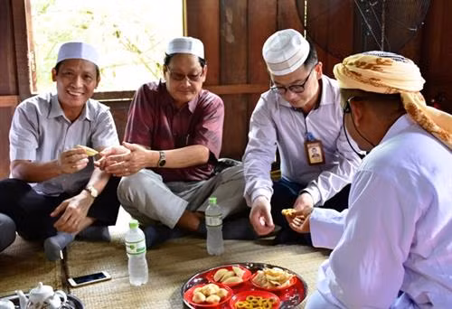 Sau nghi thức lễ tạ ơn, những món bánh truyền thống rất đặc biệt, chỉ sử dụng trong những ngày lễ như: bánh Hapum, Hakalim, bánh Bakigah… được mang ra mời khách.