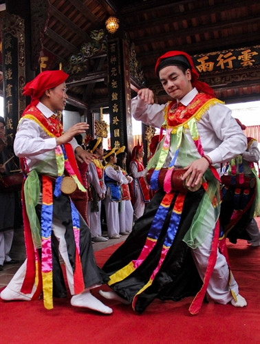 Trai làng giả gái cũng hết sức duyên dáng trong điệu múa truyền thống của làng. Ảnh: Phạm Thảo