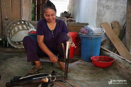 Tỉ mỉ các bước làm cơm lam của đồng bào dân tộc Thái ảnh 5 Tỉ mỉ các bước làm cơm lam của đồng bào dân tộc Thái ảnh 5