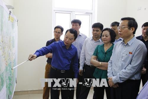 Đồng chí Phùng Quốc Hiển khảo sát tuyến đường kết nối quốc lộ 32 thị xã Nghĩa Lộ với nút giao IC14 cao tốc Nội Bài - Lào Cai . Ảnh: Đỗ Tuấn Anh-TTXVN