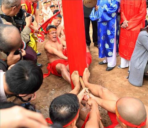 Nghi lễ “kéo co ngồi” đền Trấn Vũ ảnh 10 Nghi lễ “kéo co ngồi” đền Trấn Vũ ảnh 10