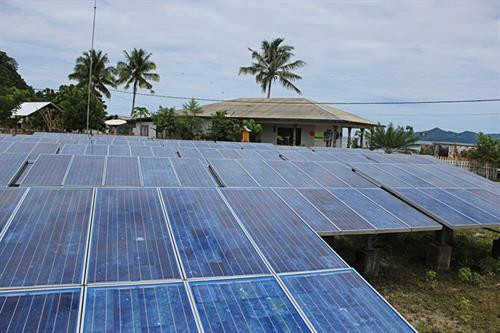 Các tấm pin năng lượng mặt trời lắp đặt ở một khu dân cư trên đảo Ponelo (Indonesia). Ảnh: thejakartapost.com Các tấm pin năng lượng mặt trời lắp đặt ở một khu dân cư trên đảo Ponelo (Indonesia). Ảnh: thejakartapost.com