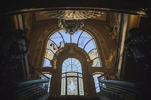 Casino có lịch sử lâu đời này bị bỏ hoang từ năm 1990. Nằm ở Constanta trên bờ Biển Đen, thành phố cổ nhất có người sinh sống của Romania, tòa nhà này được khánh thành vào năm 1910. Nhiếp ảnh gia Knyel đã được hội đồng thành phố cho phép khám phá nơi này và ghi lại những bức ảnh ấn tượng. Tòa nhà được xây dựng theo phong cách Art Nouveau và là công trình của kiến trúc sư lừng danh Daniel Renard. Casino này là nơi ở của nhà Romanovs vào năm 1914 và là bệnh viện trong Thế chiến I. Năm 1917, nơi này được mở cửa trở lại dưới vai trò một casino, trước khi bị đánh bom trong Thế chiến II. Luật cấm cờ bạc chấm dứt những ngày tháng làm sòng bài của nơi này. Tòa nhà trở thành nhà hàng và quán bar trong khoảng từ 1950 đến 1980. Đợt sửa chữa cuối cùng là vào năm 1988. Do chi phí vận hành và bảo trì quá lớn, công trình này đã bị bỏ hoang từ năm 1990. Đầu năm 2018, nơi đây được đưa vào danh sách các khu du sản đang bị đe dọa nhất châu Âu. Theo Kynel, châu Âu không có nhiều công trình như thế này. Cazinoul din Constanta có không khí rất đặc biệt. Hiện tại, tòa nhà rơi vào tình trạng đổ nát, trần đầy rêu mốc, tường lở và cửa sổ vỡ. Dù vậy, khách tham quan vẫn có thể hình dung quá khứ vàng son của chúng. Casino có lịch sử lâu đời này bị bỏ hoang từ năm 1990. Nằm ở Constanta trên bờ Biển Đen, thành phố cổ nhất có người sinh sống của Romania, tòa nhà này được khánh thành vào năm 1910. Nhiếp ảnh gia Knyel đã được hội đồng thành phố cho phép khám phá nơi này và ghi lại những bức ảnh ấn tượng. Tòa nhà được xây dựng theo phong cách Art Nouveau và là công trình của kiến trúc sư lừng danh Daniel Renard. Casino này là nơi ở của nhà Romanovs vào năm 1914 và là bệnh viện trong Thế chiến I. Năm 1917, nơi này được mở cửa trở lại dưới vai trò một casino, trước khi bị đánh bom trong Thế chiến II. Luật cấm cờ bạc chấm dứt những ngày tháng làm sòng bài của nơi này. Tòa nhà trở thành nhà hàng và quán bar trong khoảng từ 1950 đến 1980. Đợt sửa chữa cuối cùng là vào năm 1988. Do chi phí vận hành và bảo trì quá lớn, công trình này đã bị bỏ hoang từ năm 1990. Đầu năm 2018, nơi đây được đưa vào danh sách các khu du sản đang bị đe dọa nhất châu Âu. Theo Kynel, châu Âu không có nhiều công trình như thế này. Cazinoul din Constanta có không khí rất đặc biệt. Hiện tại, tòa nhà rơi vào tình trạng đổ nát, trần đầy rêu mốc, tường lở và cửa sổ vỡ. Dù vậy, khách tham quan vẫn có thể hình dung quá khứ vàng son của chúng.