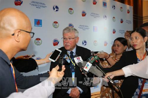 Các đại biểu trả lời phỏng vấn báo chí bên lề hội thảo. Ảnh: Thanh Vũ-TTXVN Các đại biểu trả lời phỏng vấn báo chí bên lề hội thảo. Ảnh: Thanh Vũ-TTXVN