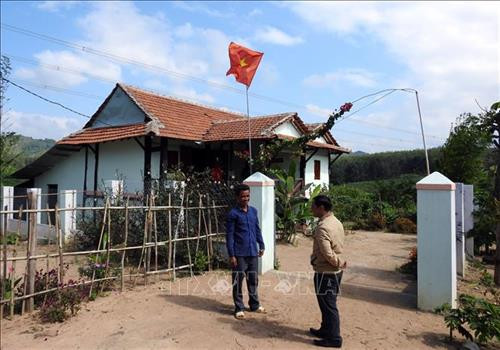 Gia đình vợ chồng anh chị A Nuôi và Y Byenh ở làng Kon Tơ Neh là một trong 5 hộ dân ở xã Đăk Tờ Re, huyện Kon Rẫy, tỉnh Kon Tum tự nguyện xin... thoát nghèo. Ảnh: Quang Thái- TTXVN