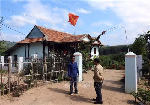 Gia đình vợ chồng anh chị A Nuôi và Y Byenh ở làng Kon Tơ Neh là một trong 5 hộ dân ở xã Đăk Tờ Re, huyện Kon Rẫy, tỉnh Kon Tum tự nguyện xin... thoát nghèo. Ảnh: Quang Thái- TTXVN Gia đình vợ chồng anh chị A Nuôi và Y Byenh ở làng Kon Tơ Neh là một trong 5 hộ dân ở xã Đăk Tờ Re, huyện Kon Rẫy, tỉnh Kon Tum tự nguyện xin... thoát nghèo. Ảnh: Quang Thái- TTXVN