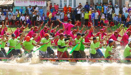 Tranh tài quyết liệt khi về đích. Ảnh: Mạnh Linh-TTXVN