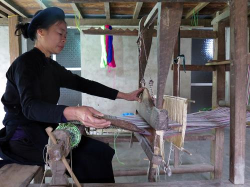 Bà Nguyễn Thị Đề, dân tộc Tày, thôn Pác Ngòi, xã Nam Mẫu (Ba Bể, Bắc Kạn) là một trong số người còn khung cửi và biết dệt. Ảnh: Đức Hiếu - TTXVN Bà Nguyễn Thị Đề, dân tộc Tày, thôn Pác Ngòi, xã Nam Mẫu (Ba Bể, Bắc Kạn) là một trong số người còn khung cửi và biết dệt. Ảnh: Đức Hiếu - TTXVN