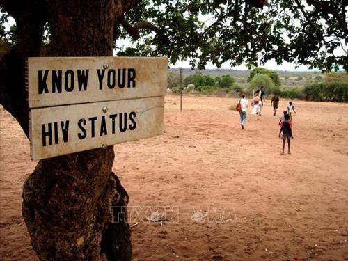 Một tấm biển tuyên truyền nhằm nâng cao nhận thức về bệnh HIV/AIDS tại tỉnh Western Cape, Nam Phi. Ảnh: TTXVN Một tấm biển tuyên truyền nhằm nâng cao nhận thức về bệnh HIV/AIDS tại tỉnh Western Cape, Nam Phi. Ảnh: TTXVN