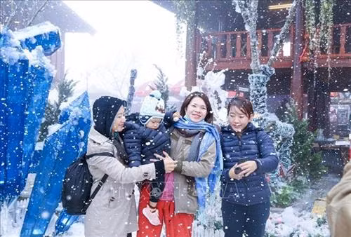 Du khách thích thú vui chơi tại Lễ hội mùa Đông Sa Pa 2019. Ảnh: Quốc Khánh - TTXVN
