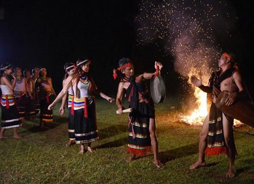 Điệu máu Ka đáu và diễn tấu chiêng đôi trong đêm hội ở xã Trà Kót. Điệu máu Ka đáu và diễn tấu chiêng đôi trong đêm hội ở xã Trà Kót.