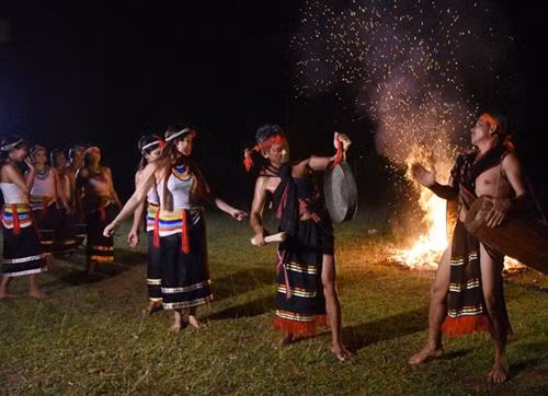 Điệu máu Ka đáu và diễn tấu chiêng đôi trong đêm hội ở xã Trà Kót.