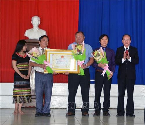 Lãnh đạo UBND tỉnh Phú Yên trao bằng di sản cho cộng đồng người Ê Đê. Ảnh: Thế Lập - TTXVN Lãnh đạo UBND tỉnh Phú Yên trao bằng di sản cho cộng đồng người Ê Đê. Ảnh: Thế Lập - TTXVN