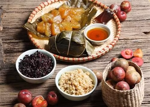 Những thức ăn truyền thống có trong Tết Đoan Ngọ (Ảnh: VOV.vn)