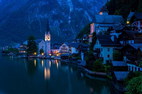 Lung linh trong đêm.