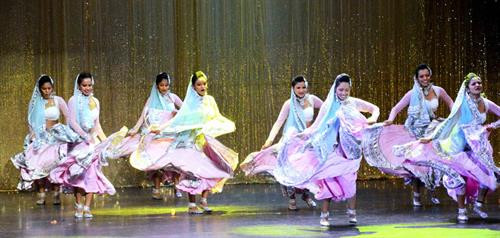 Nhảy múa: Nếu ai từng theo dõi điện ảnh Ấn Độ chắc chắn đều ấn tượng với những vũ điệu quyến rũ và lời hát truyền cảm được thể hiện trong bộ phim. Người Ấn Độ cho rằng trong phim mà không có nhảy múa thì giống như ăn cà-ri mà không có ớt, sẽ trở nên nhạt nhẽo, không hấp dẫn. Trong thực tế, mỗi vùng của Ấn Độ đều có điệu múa mang bản sắc riêng tạo nét đặc trưng cho mảnh đất này. Ảnh: Janoindia. Yoga: Yoga là một nghệ thuật cổ xưa, xuất phát từ vùng thượng du sông Hằng và các tu viện nằm dưới chân dãy Himalaya thuộc Ấn Độ. Khu vực này đều là những thành phố núi xa xôi, nhỏ bé nhưng lại thu hút không ít tín đồ yoga từ khắp nơi trên thế giới đổ về luyện tập. Ảnh: Janoindia. Thành viên tại các lớp học yoga phần nhiều là phụ nữ độc thân. Mọi người tham gia tập luyện đều có mong muốn tìm đến sự thanh tịnh trong tâm hồn. Học yoga không chỉ đơn thuần là học theo các động tác mà còn phải rèn luyện làm thế nào để gạt bỏ những suy nghĩ tiêu cực, bi quan trong lòng. Ảnh: Sikhdharma. Một tín đồ đã tập luyện yoga 16 năm tại một tu viện nổi tiếng bên sông Hằng cho biết: “Luyện yoga chính là khai thác những tố chất thần thánh nhất trong lòng của người ta, làm cho tâm hồn tràn đầy tình yêu và niềm vui”. Ảnh: Curejoy. Vẽ Henna: Henna là một loại cây có hoa được trồng tại những vùng khô hạn như châu Phi, Nam á và Bắc Australia. Henna được sử dụng làm thuốc nhuộm. Còn Henna Tattoo là tên gọi của hình thức nghệ thuật dùng Henna vẽ lên da người. Tại Ấn Độ, bạn có thể nhìn thấy những người chuyên vẽ Henna ở khắp nơi. Chỉ cần một tấm thảm trải dưới nền đất, bột Henna và những chiếc bút lông là người dân có thể hành nghề được. Ảnh: Janoindia. Không chỉ có ý nghĩa quan trọng trong những dịp lễ lớn, vẽ Henna còn là một phần không thể thiếu trong đám cưới truyền thống của người dân nơi đây. Henna là biểu tượng tình yêu giữa người vợ và chồng, người ta tin rằng nó sẽ đem lại nhiều điều may mắn. Cô dâu sẽ được vẽ tên của chú rể đan xen với những họa tiết phức tạp lên tay. Sau đó chú rể phải tìm cho ra tên mình trên bàn tay cô gái. Nếu tìm thấy, họ mới được thành thân. Ảnh: Janoindia. Theo tập tục địa phương, buổi tối trước khi cử hành hôn lễ, cô dâu bắt đầu được vẽ Hanna. Điều đặc biệt là người đặt nét vẽ đầu tiên sẽ là mẹ chồng tương lai của cô dâu. Với hình vẽ trên tay, cô dâu sẽ không phải làm bất cứ việc nhà nào và được cung phụng cho tới khi màu vẽ tự phai đi. Ảnh: Truephotography. Cricket: Bóng chày là một môn thể thao dùng gậy đánh bóng trên sân cỏ hình tròn. Nó còn tên gọi khác là bóng gậy, bản cầu hay mộc cầu...Ảnh: NYtimes. Tại Ấn Độ, cricket không chỉ là môn thể thao, mà còn là văn hóa, tấm thiệp ngoại giao của đất nước.Thậm chí người dân Ấn Độ dễ dành thiện cảm cho bất cứ quốc gia nào mang thông điệp ngoại giao đến với họ kèm theo một trận cricket. Ảnh: Janoindia. Lăng Taj Mahal: Taj Mahal là công trình kiến trúc nằm ở thành phố Agra, bang Uttar Pred.esh. Vào năm 1623, vua Shah Jahan quyết định xây dựng Taj Mahal để tưởng nhớ người vợ thứ ba, hoàng hậu Mumtaz Mahal. Bà đã qua đời khi sinh đứa con thứ 14 của họ ở tuổi 40. Khoảng 20.000 người đã làm việc suốt ngày đêm trong 22 năm (1632-1653) để hoàn tất lăng mộ khổng lồ này. Chi phí xây dựng Taj Mahal lên tới 320 triệu rupee (tương đương 1 tỷ USD thời đó). Ảnh: Wallpapers4u Đây là một trong 7 kỳ quan của thế giới, thậm chí chưa có công trình nào có thể vượt qua vẻ đẹp tuyệt diệu của lăng Taj Mahal theo đánh giá của một số sử gia phương Tây. Ảnh: Staticflickr.