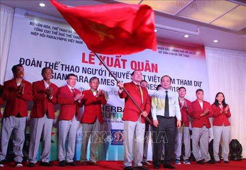 Đại diện Bộ Văn hóa và Thể thao trao cờ xuất quân cho đoàn thể thao người khuyết tật Việt Nam. Ảnh: Xuân Dự - TTXVN Đại diện Bộ Văn hóa và Thể thao trao cờ xuất quân cho đoàn thể thao người khuyết tật Việt Nam. Ảnh: Xuân Dự - TTXVN