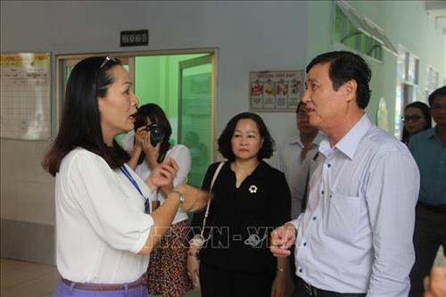 Lãnh đạo Sở Y tế Thành phố Hồ Chí Minh kiểm tra công tác vệ sinh, phòng chống dịch tại Trường mầm non phường 1, quận 10. Ảnh: Đinh Hằng - TTXVN Lãnh đạo Sở Y tế Thành phố Hồ Chí Minh kiểm tra công tác vệ sinh, phòng chống dịch tại Trường mầm non phường 1, quận 10. Ảnh: Đinh Hằng - TTXVN