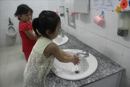 Hướng dẫn trẻ rửa sạch tay trước khi ăn và sau khi vệ sinh tại Trường mầm non phường 1, quận 10. Ảnh: Đinh Hằng - TTXVN Hướng dẫn trẻ rửa sạch tay trước khi ăn và sau khi vệ sinh tại Trường mầm non phường 1, quận 10. Ảnh: Đinh Hằng - TTXVN
