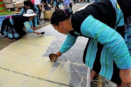 Một trong những công đoạn làm giấy của người Mông ở Sơn La. Một trong những công đoạn làm giấy của người Mông ở Sơn La.