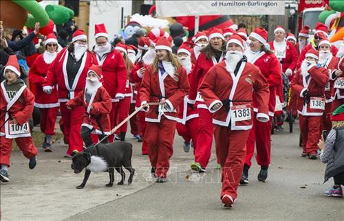 Hàng nghìn ông già Noel tham gia cuộc thi chạy thường niên tại Budapest, Hungary ngày 2/12/2018. Ảnh: THX/ TTXVN Khoảng 30 Ông già Noel tham gia diễu hành trên xe máy tại Zurich, Thụy Sĩ ngày 2/12/2018. Ảnh: THX/ TTXVN Hơn 500 Ông già Noel tham gia cuộc thi chạy thường niên tại Ontario, Canada ngày 25/11/2018. Ảnh: THX/ TTXVN Màn biểu diễn dưới nước của Ông già Noel tại Công viên Hải dương học Sunshine ở thủ đô Tokyo, Nhật Bản ngày 10/11/2018. Ảnh: Kyodo/ TTXVN Các Ông già Noel tham gia diễu hành tại Toronto, Canada ngày 18/11/2018. Ảnh: THX/ TTXVN Hàng nghìn ông già Noel tham gia cuộc thi chạy thường niên tại Budapest, Hungary ngày 2/12/2018. Ảnh: THX/ TTXVN Khoảng 30 Ông già Noel tham gia diễu hành trên xe máy tại Zurich, Thụy Sĩ ngày 2/12/2018. Ảnh: THX/ TTXVN Hơn 500 Ông già Noel tham gia cuộc thi chạy thường niên tại Ontario, Canada ngày 25/11/2018. Ảnh: THX/ TTXVN Màn biểu diễn dưới nước của Ông già Noel tại Công viên Hải dương học Sunshine ở thủ đô Tokyo, Nhật Bản ngày 10/11/2018. Ảnh: Kyodo/ TTXVN Các Ông già Noel tham gia diễu hành tại Toronto, Canada ngày 18/11/2018. Ảnh: THX/ TTXVN