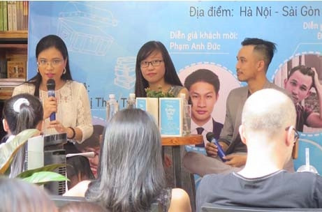 Tác giả Trần Thị Thùy Trang (ngồi giữa) tại buổi giao lưu và ra mắt sách. Ảnh: Yến Thanh - TTXVN.